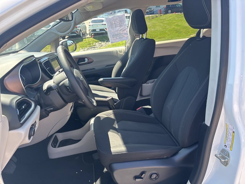 Used 2023 Chrysler Voyager LX FWD image 5
