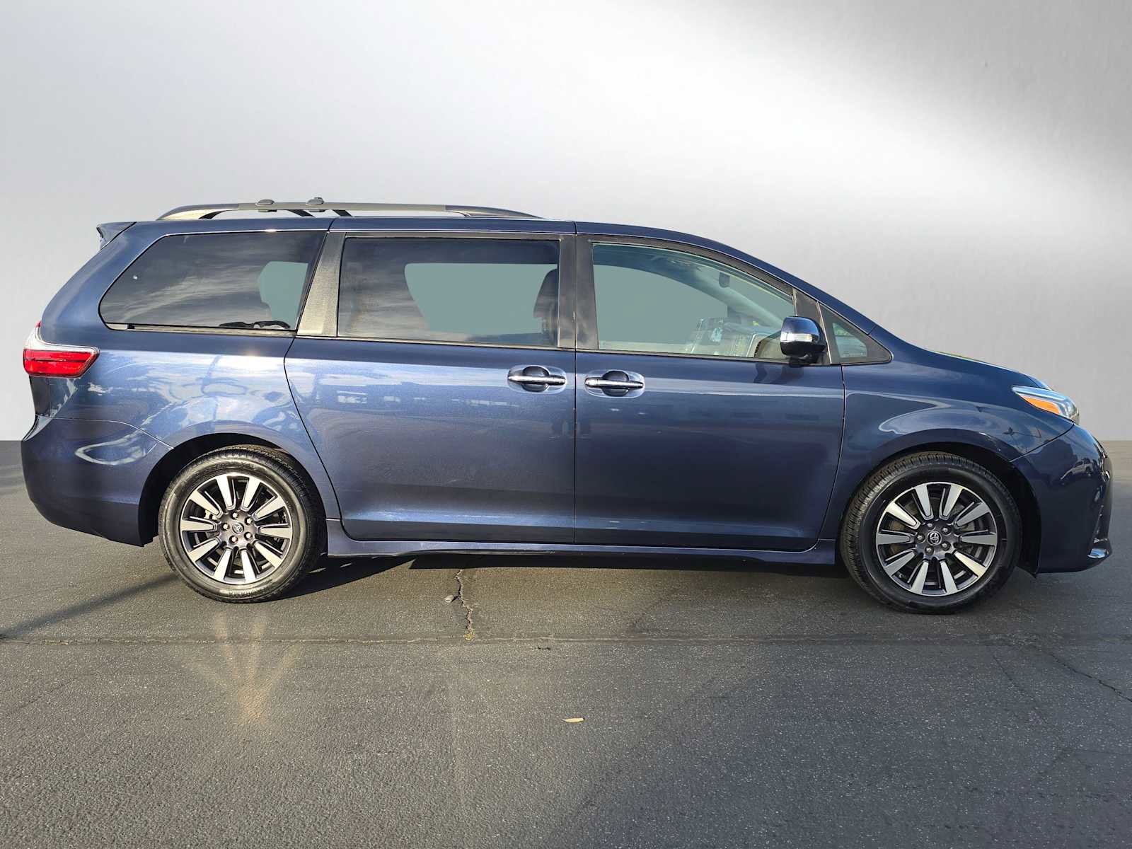 Used 2019 Toyota Sienna Limited image 2