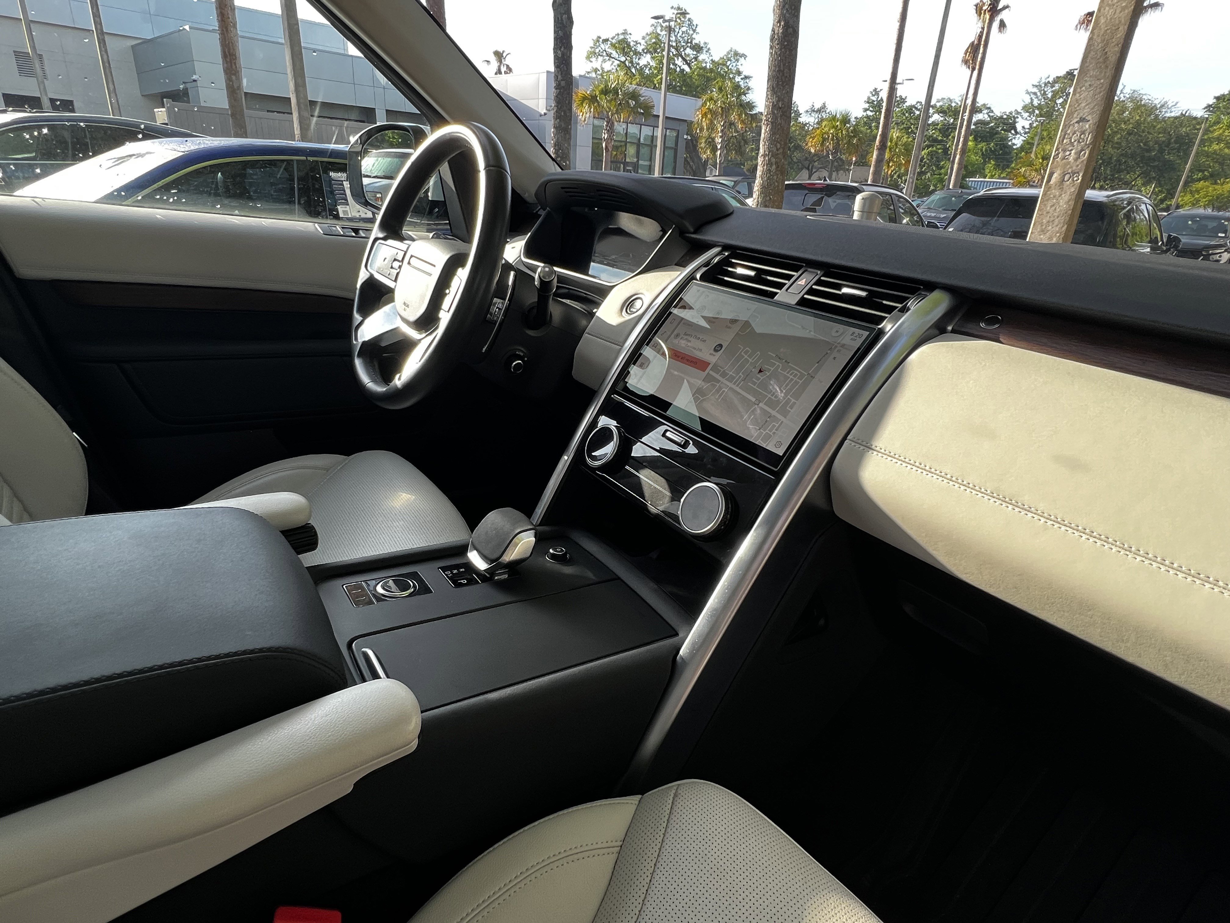 Used 2023 Land Rover Discovery S image 49