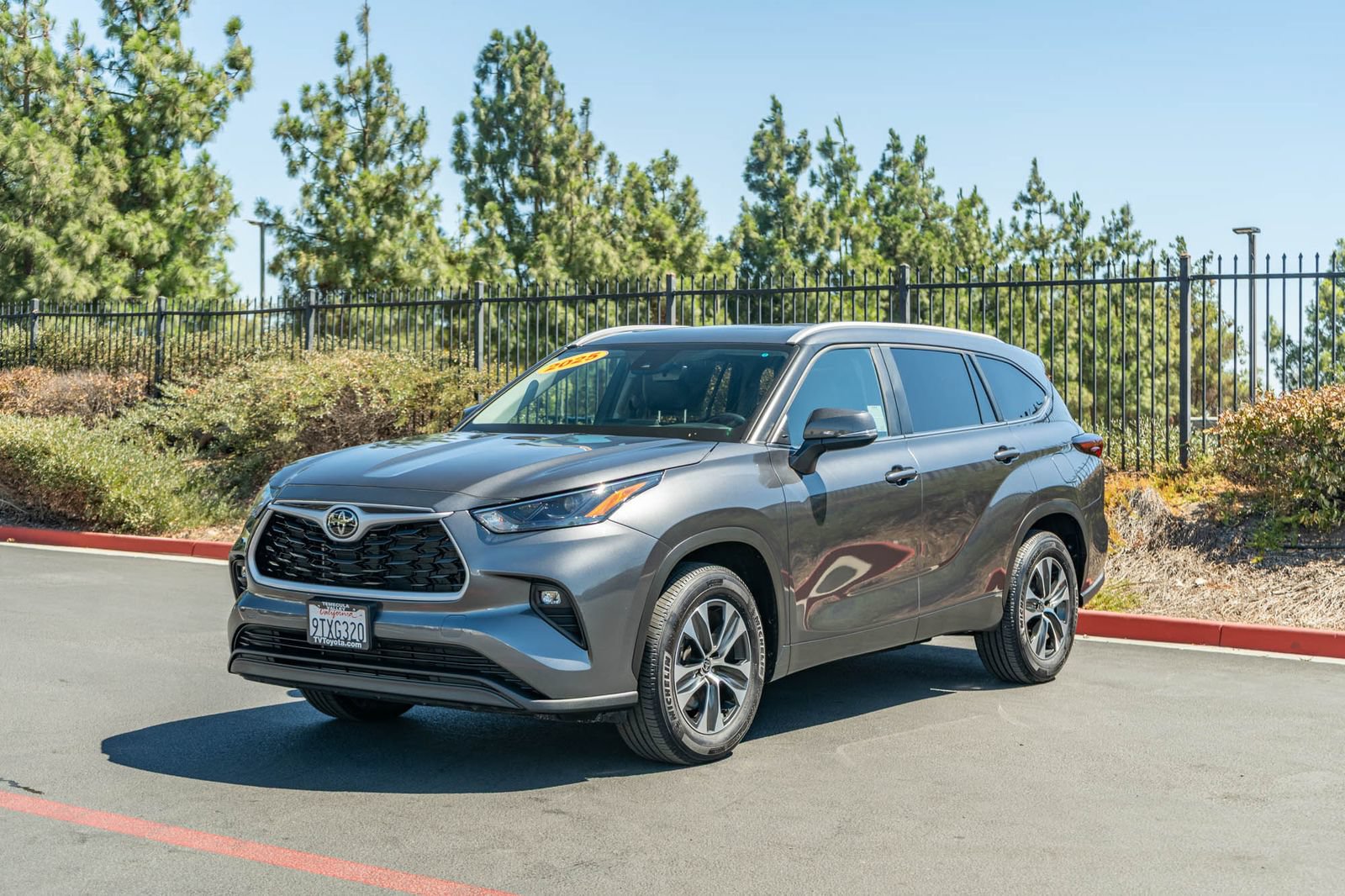 Certified 2025 Toyota Highlander XLE FWD image 3