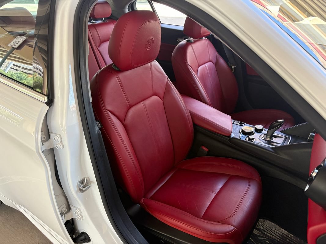 Used 2018 Alfa Romeo Giulia AWD image 28