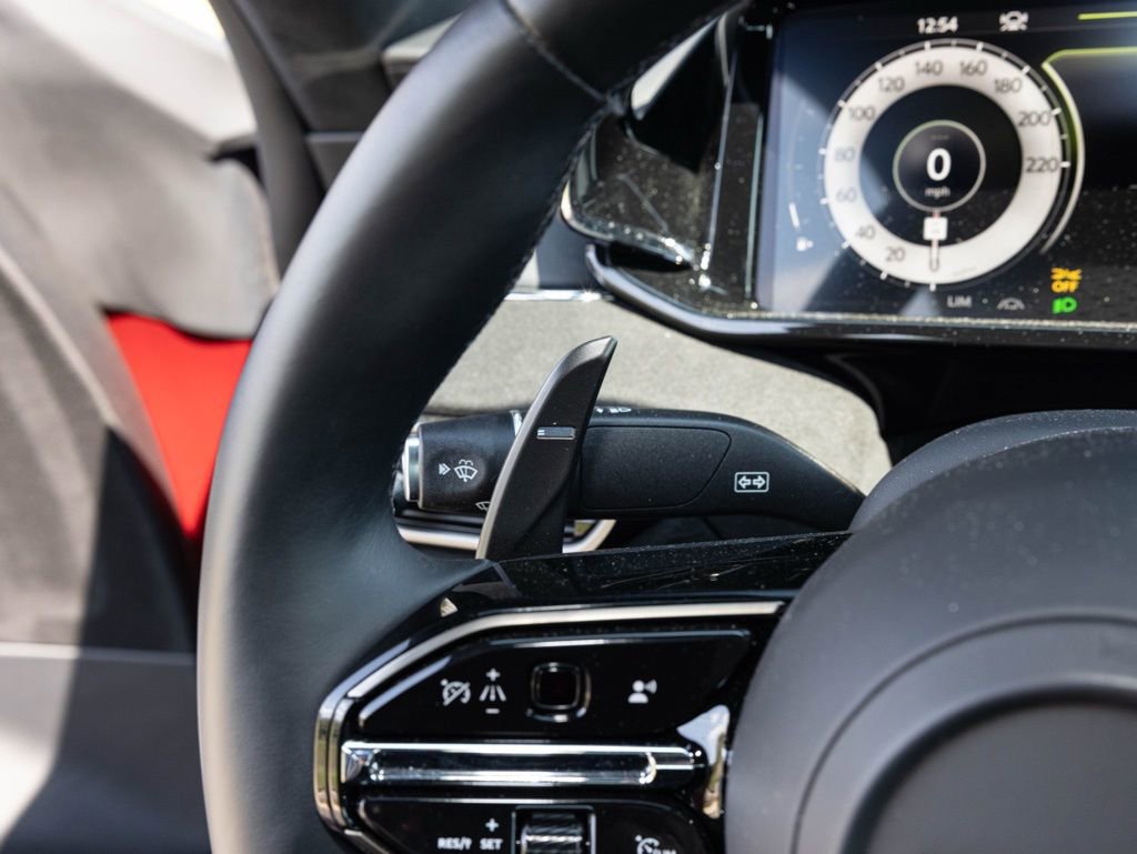 Used 2025 Aston Martin V8 Vantage Coupe image 34