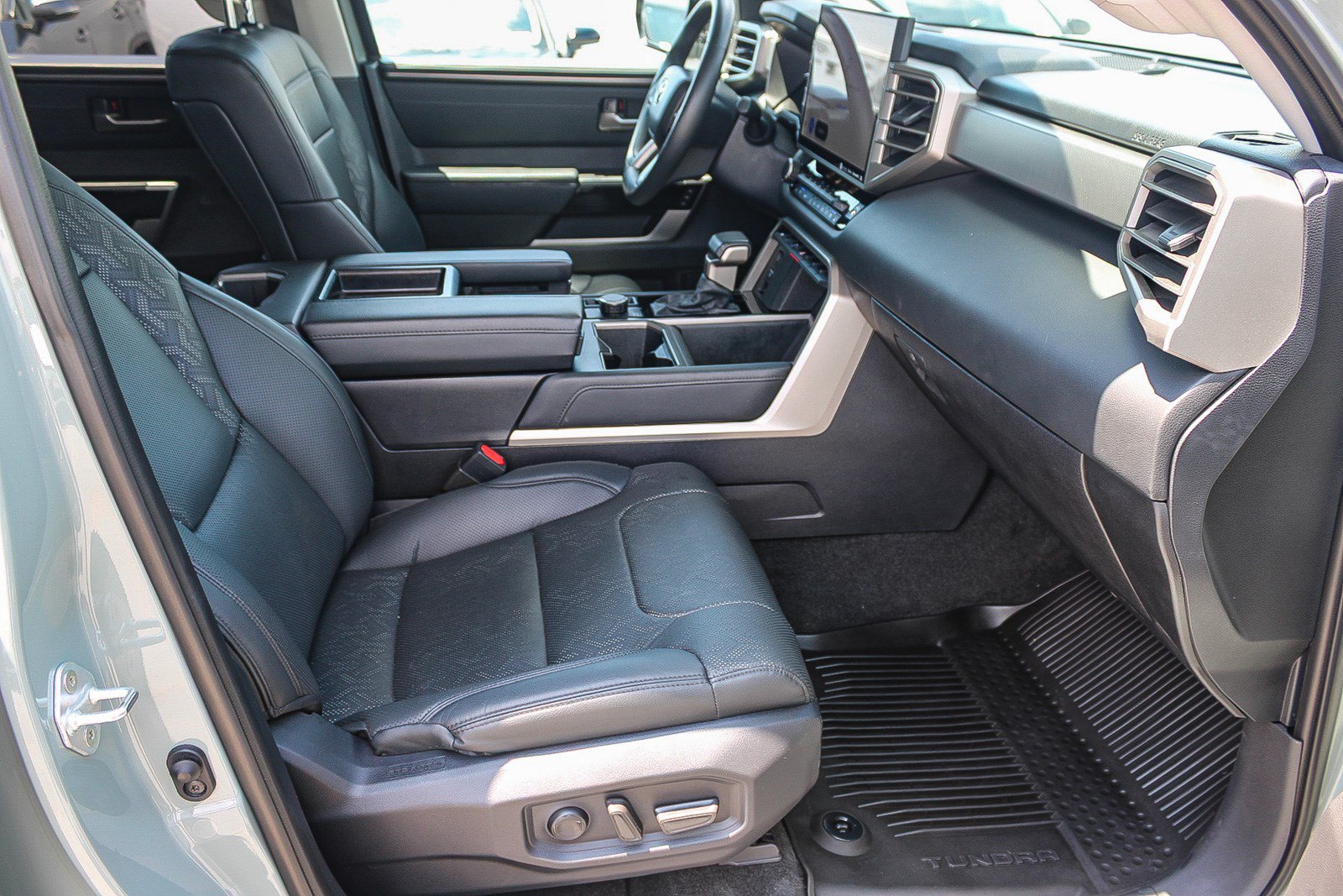 Used 2024 Toyota Tundra Limited AWD/4WD image 17