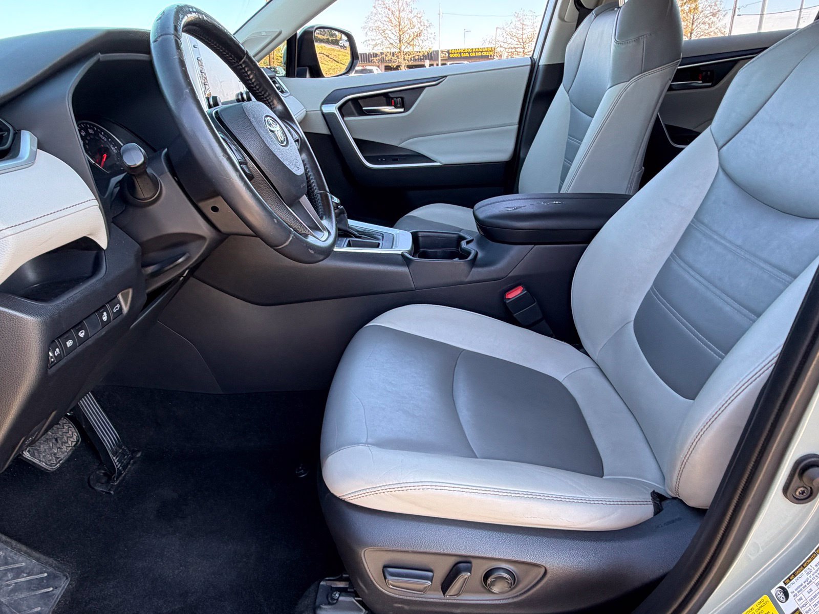 Used 2020 Toyota RAV4 XLE Premium FWD image 31
