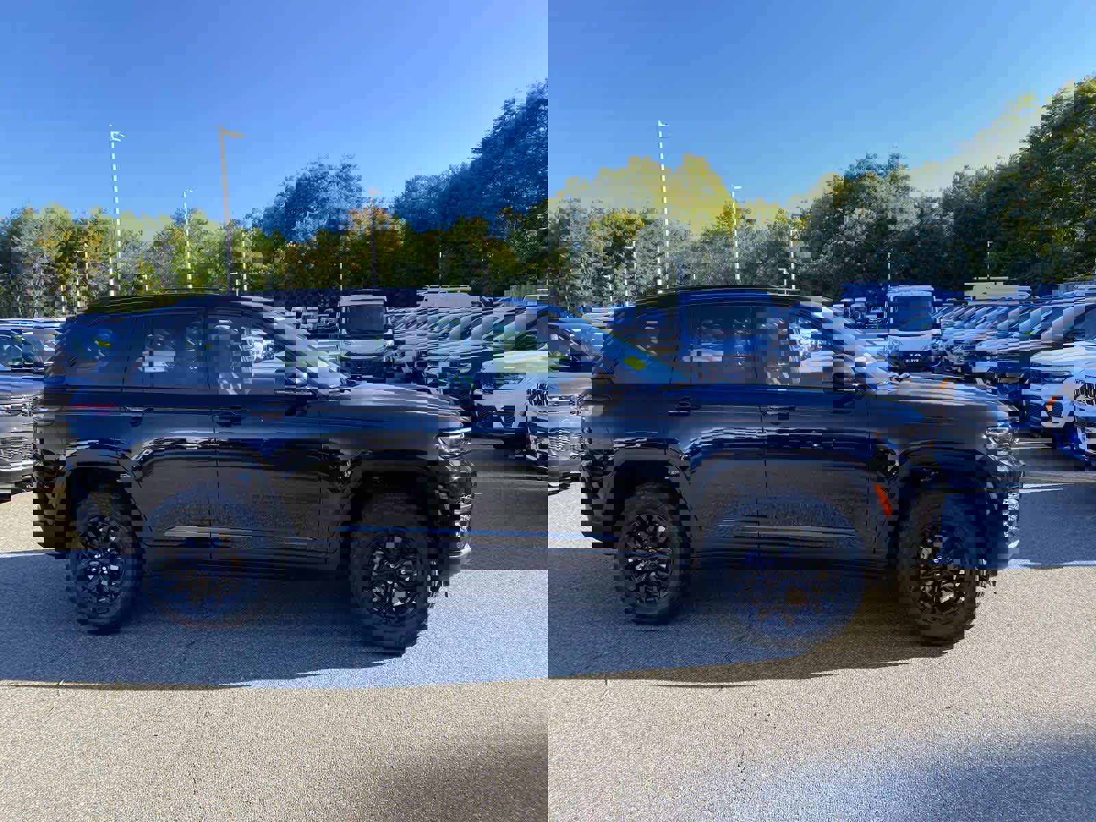 New 2025 Jeep Grand Cherokee Laredo image 2