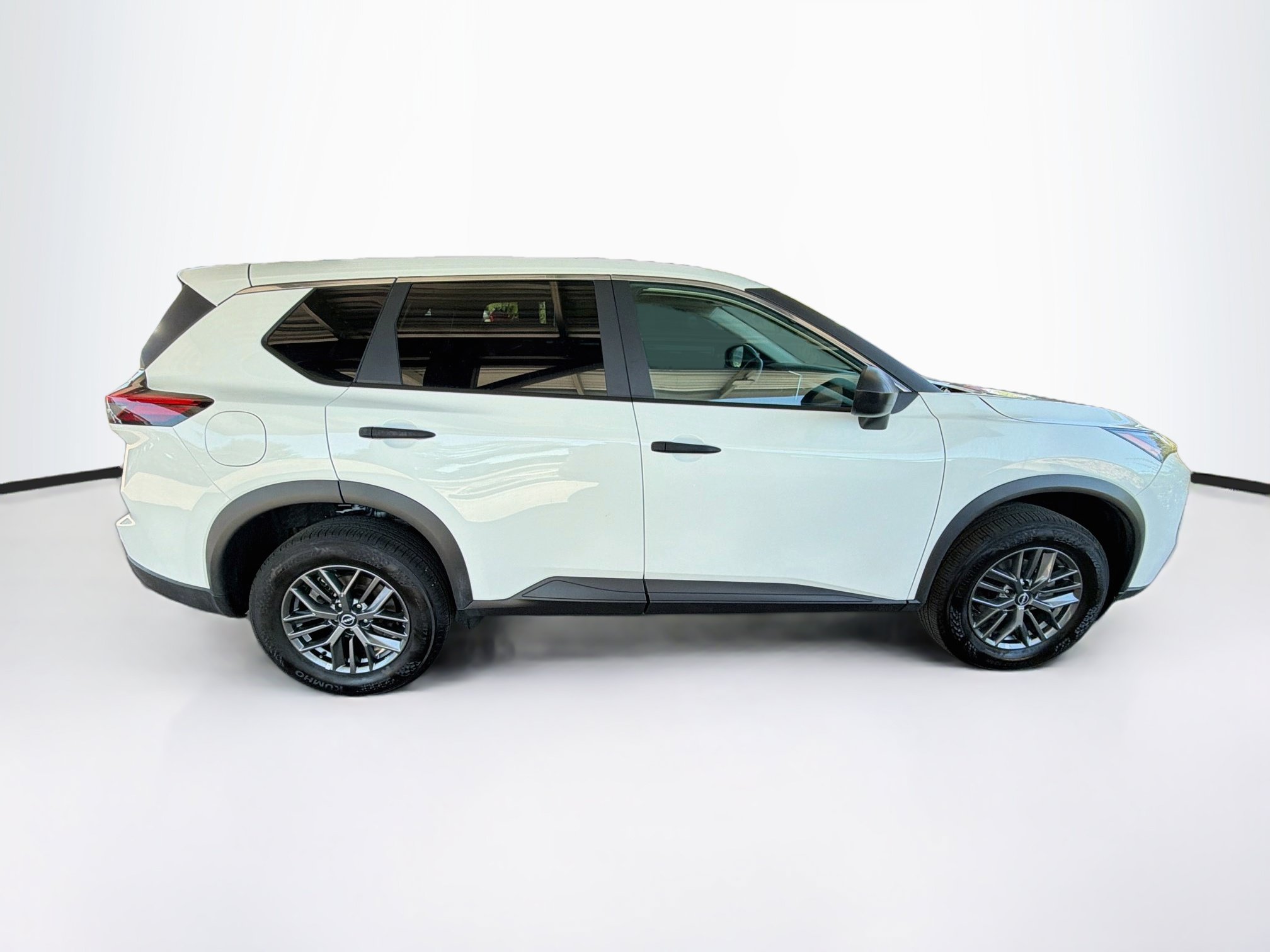 Used 2025 Nissan Rogue S AWD/4WD image 10