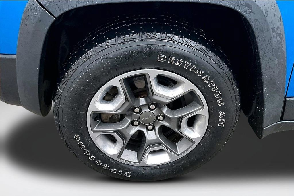 Used 2019 Jeep Cherokee Trailhawk w/ Cold Weather Group image 33