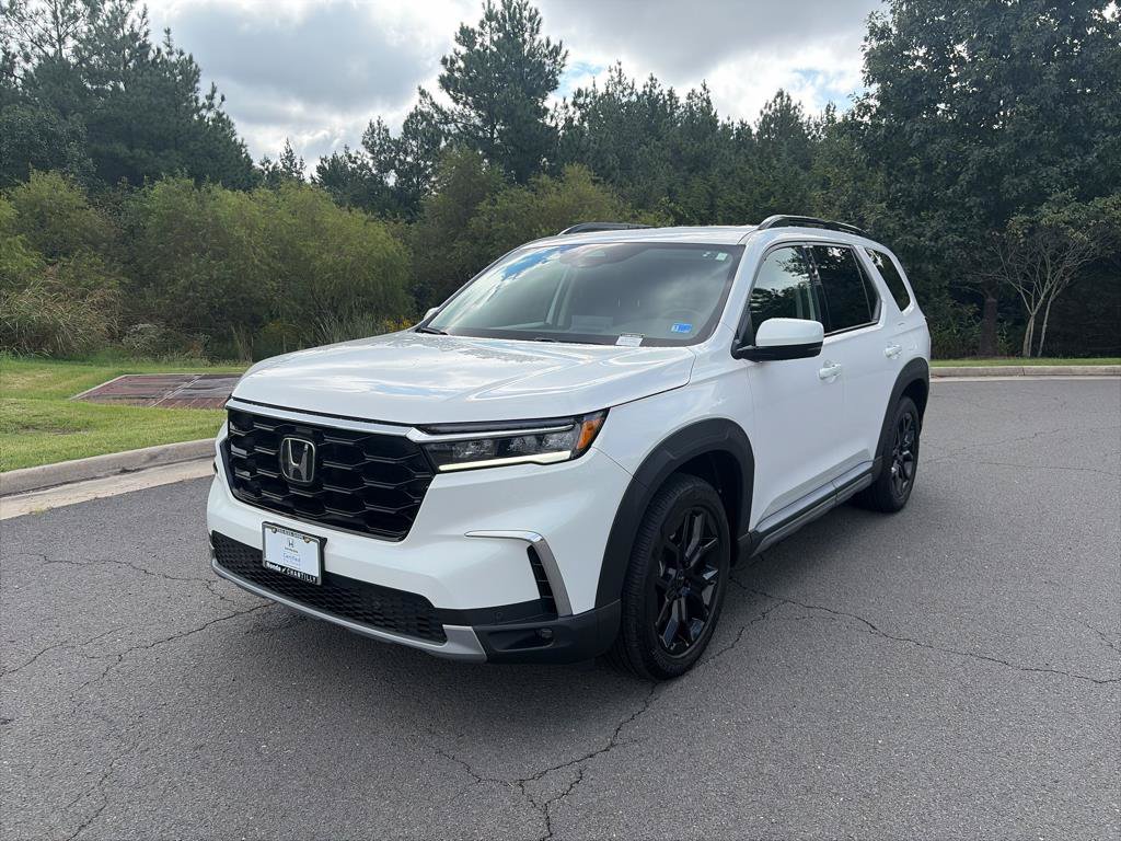 Certified 2025 Honda Pilot Touring image 3