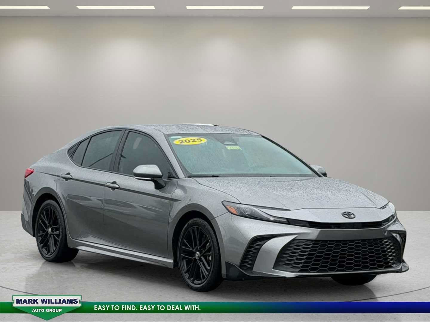 Used 2025 Toyota Camry SE w/ Convenience Package FWD image 1