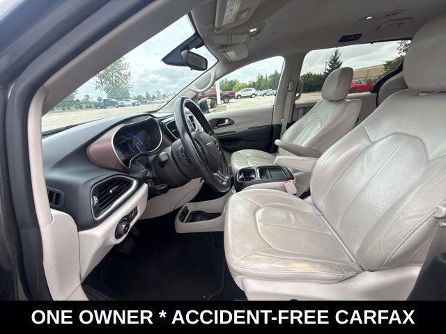 Used 2018 Chrysler Pacifica Touring-L w/ Premium Audio Group FWD image 18