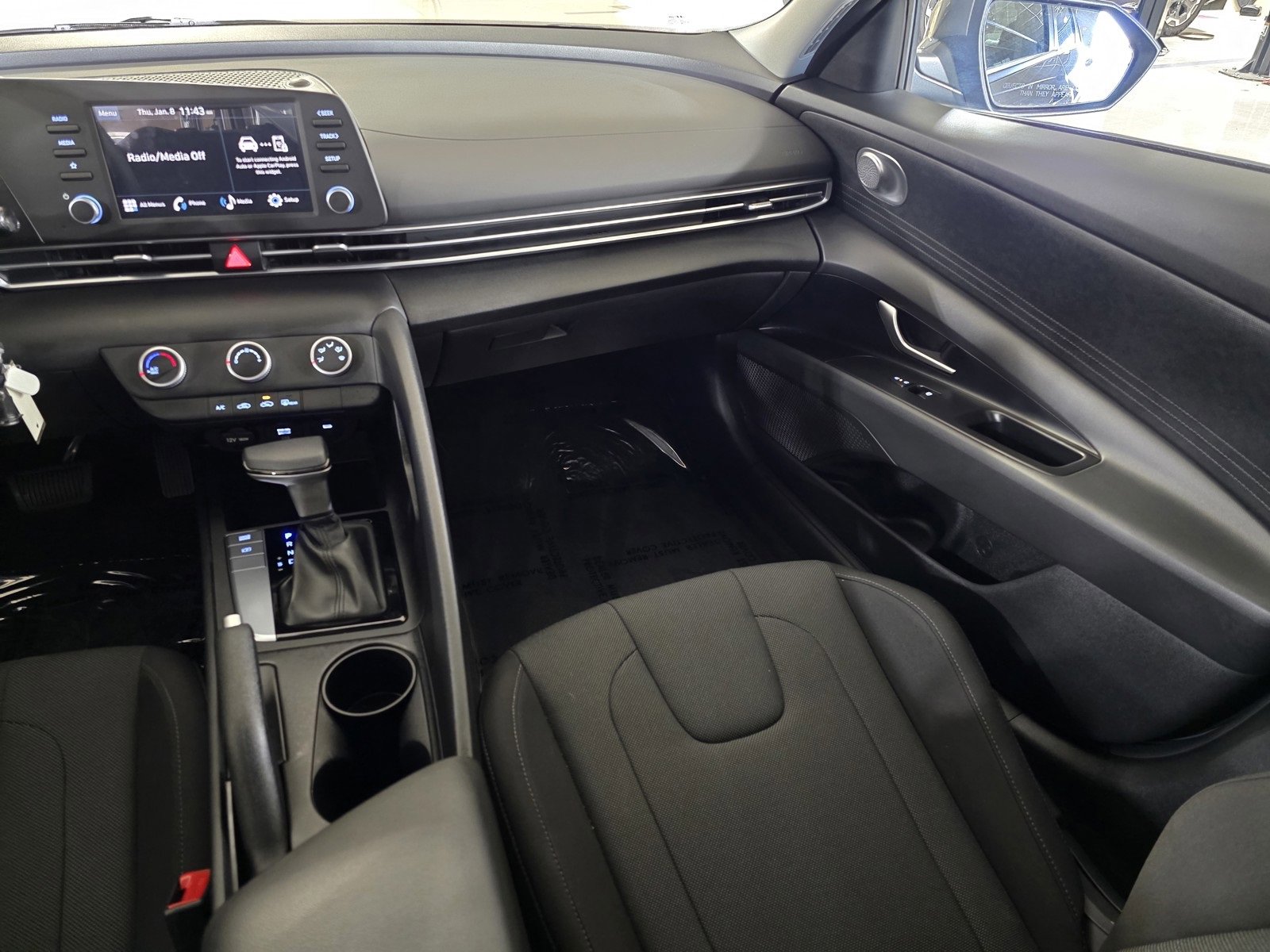 Certified 2025 Hyundai Elantra SE image 17