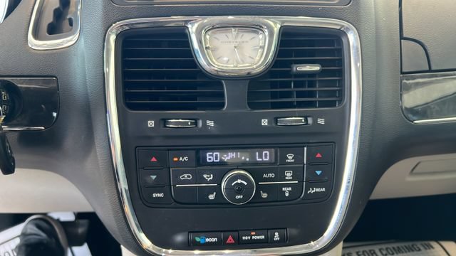 Used 2011 Chrysler Town & Country Touring-L w/ Entertainment Group #2 FWD image 15