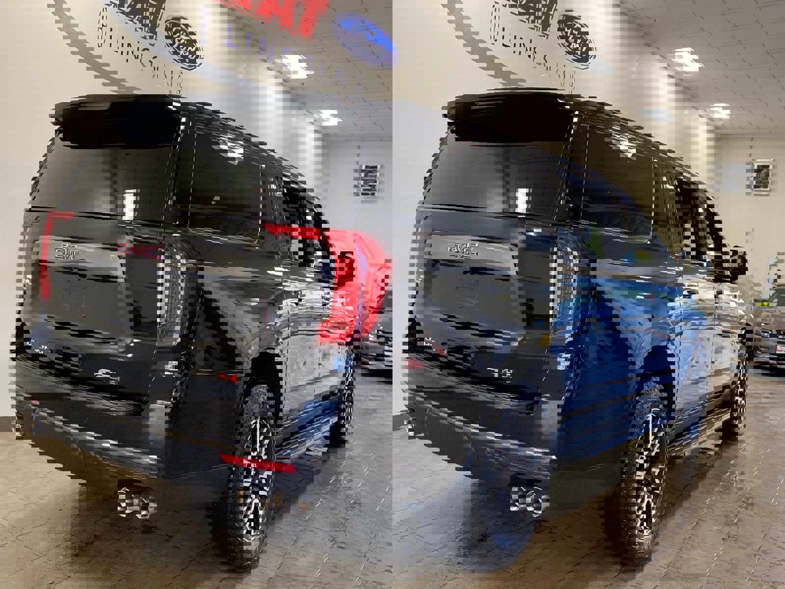 Used 2024 GMC Yukon XL AT4 w/ Technology Package image 7