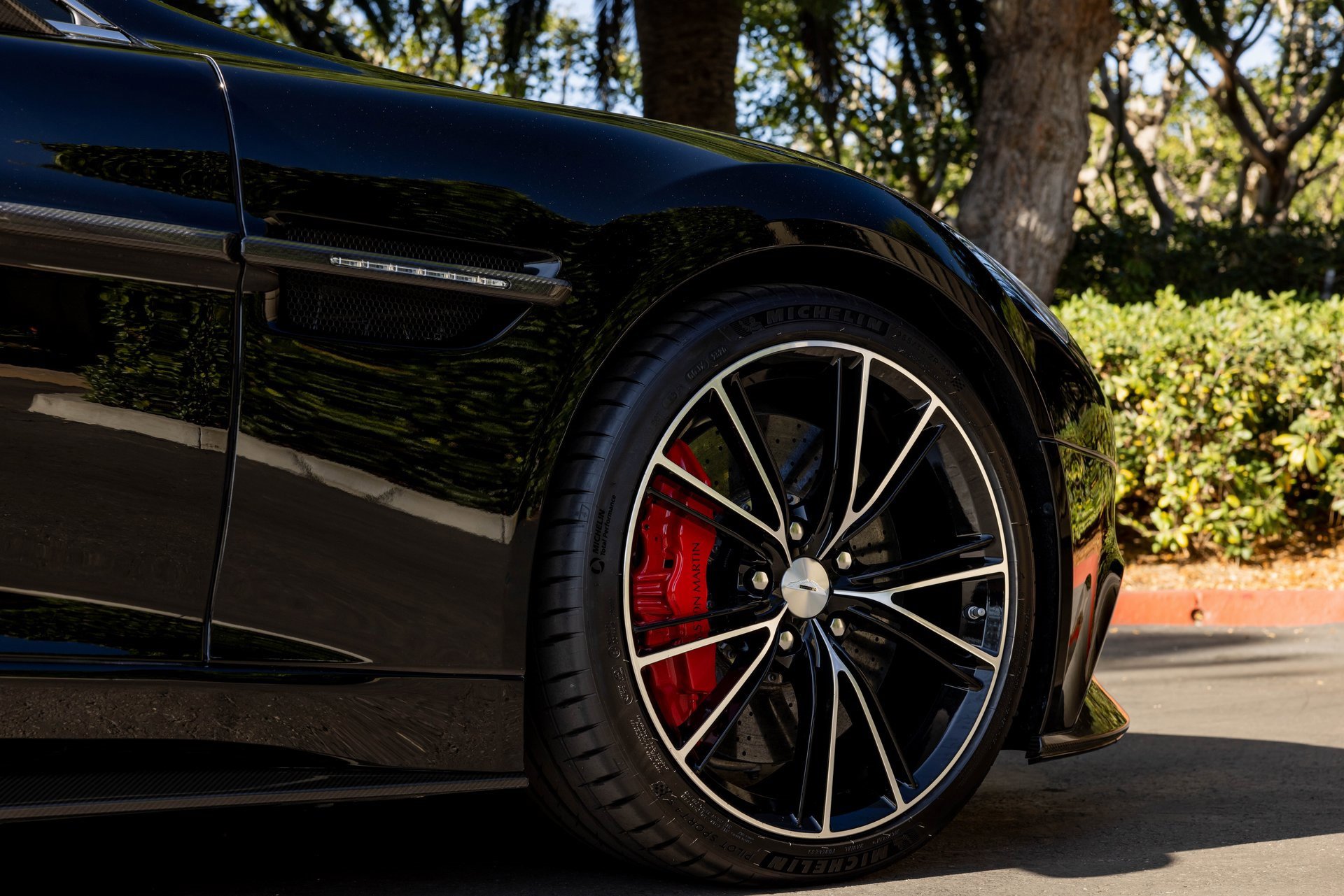 Used 2014 Aston Martin Vanquish Coupe image 8