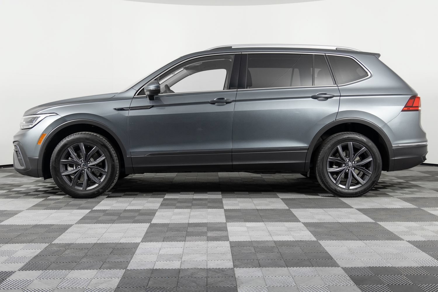 Used 2022 Volkswagen Tiguan SE AWD/4WD image 3