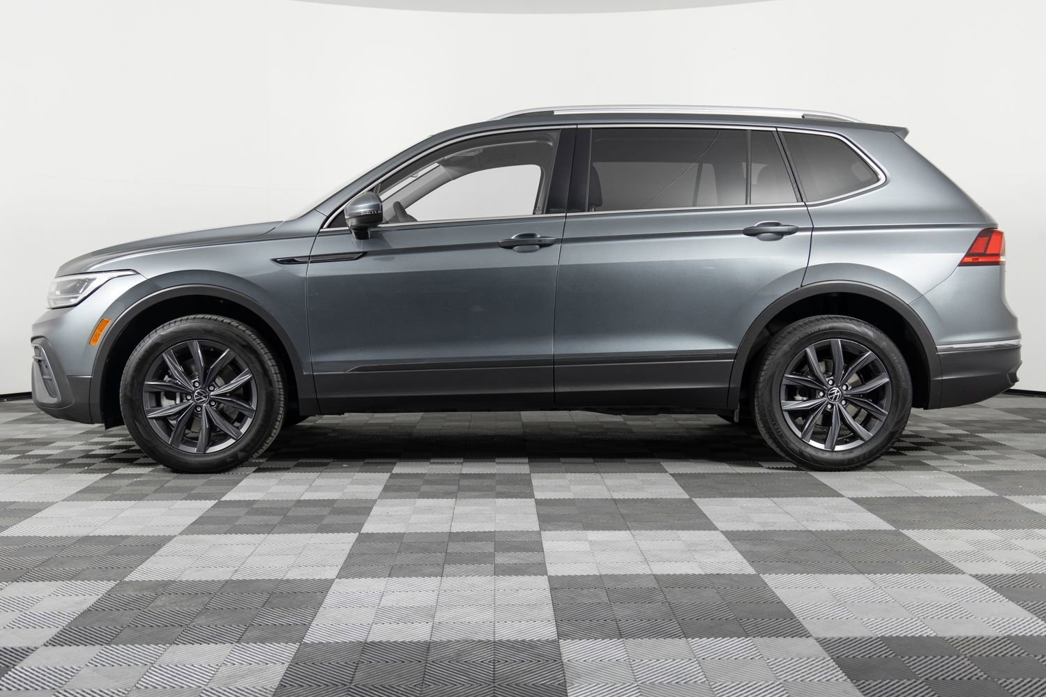 Used 2022 Volkswagen Tiguan SE AWD/4WD image 3