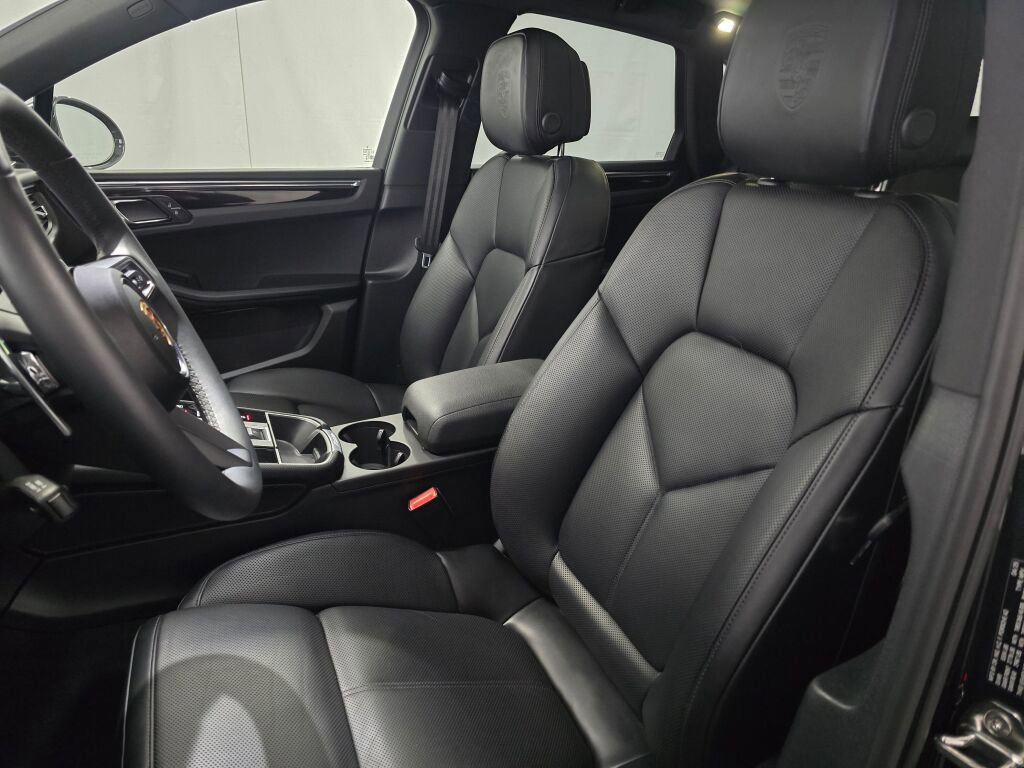 Certified 2025 Porsche Macan image 5