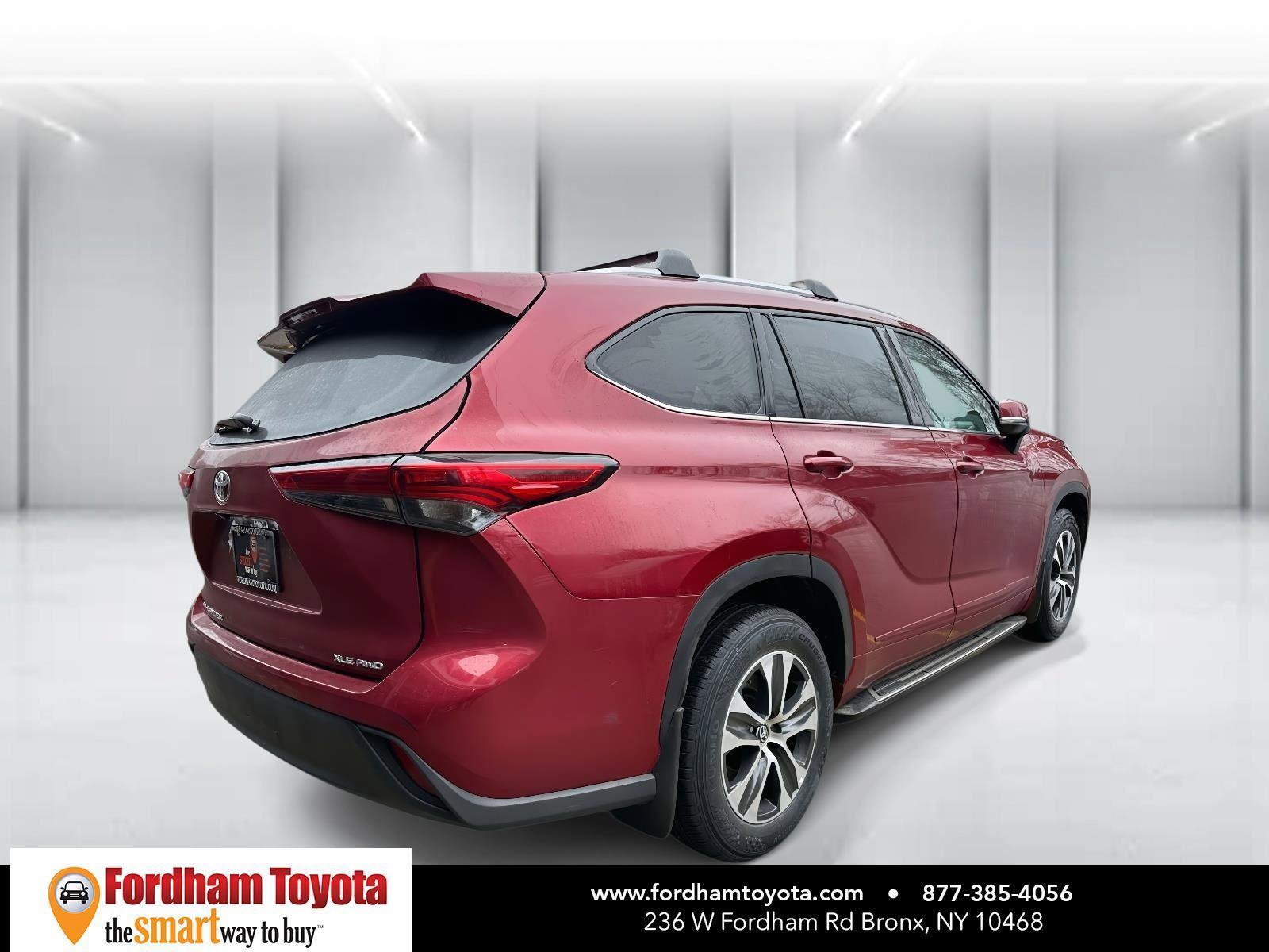 Used 2022 Toyota Highlander XLE image 2