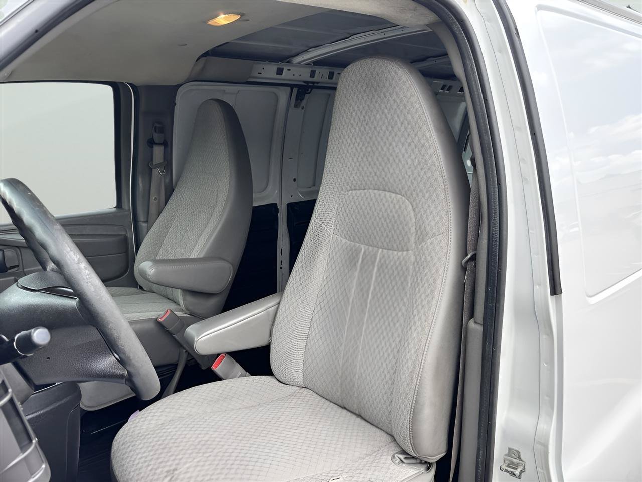 Used 2010 Chevrolet Express 2500 Extended RWD image 12