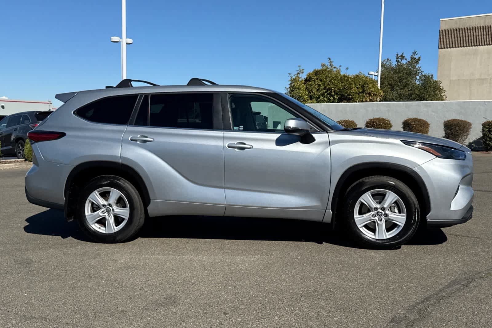 Used 2023 Toyota Highlander LE FWD image 6