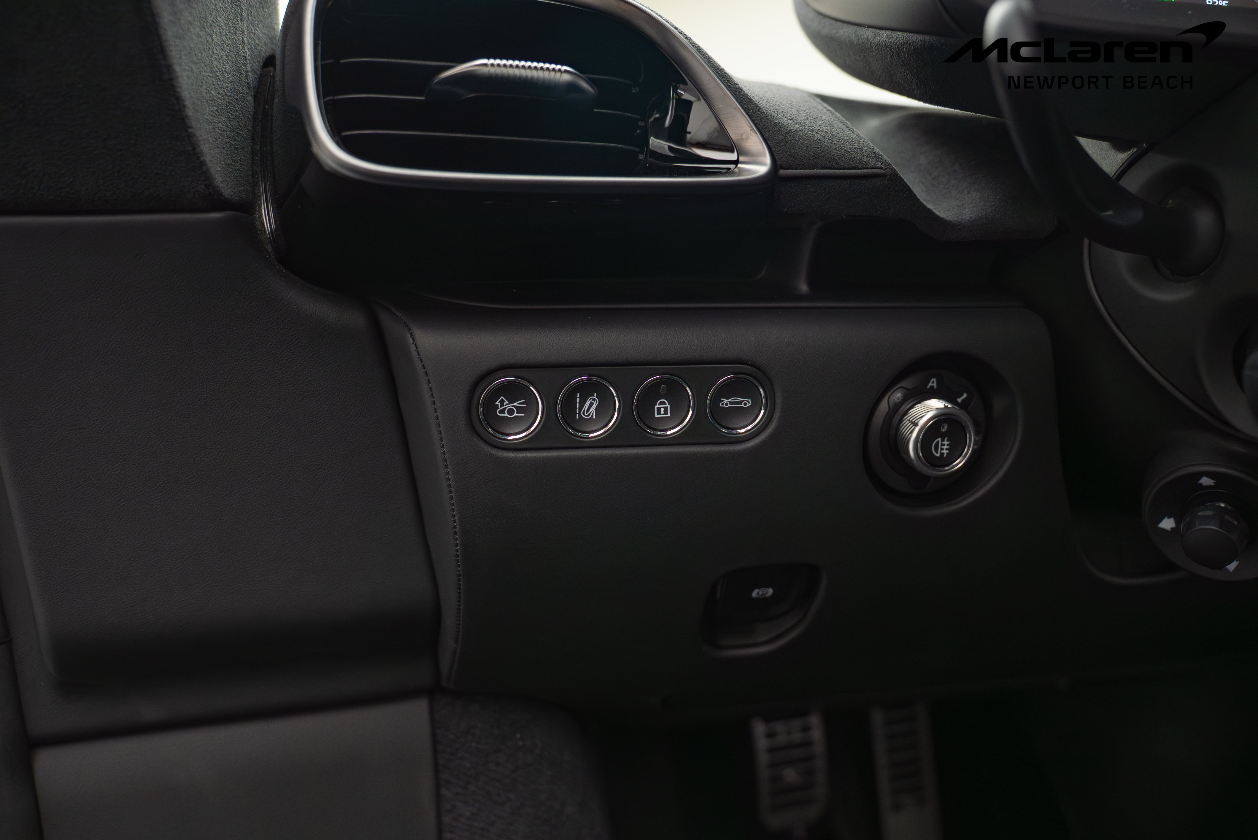 Used 2024 McLaren Artura RWD image 13