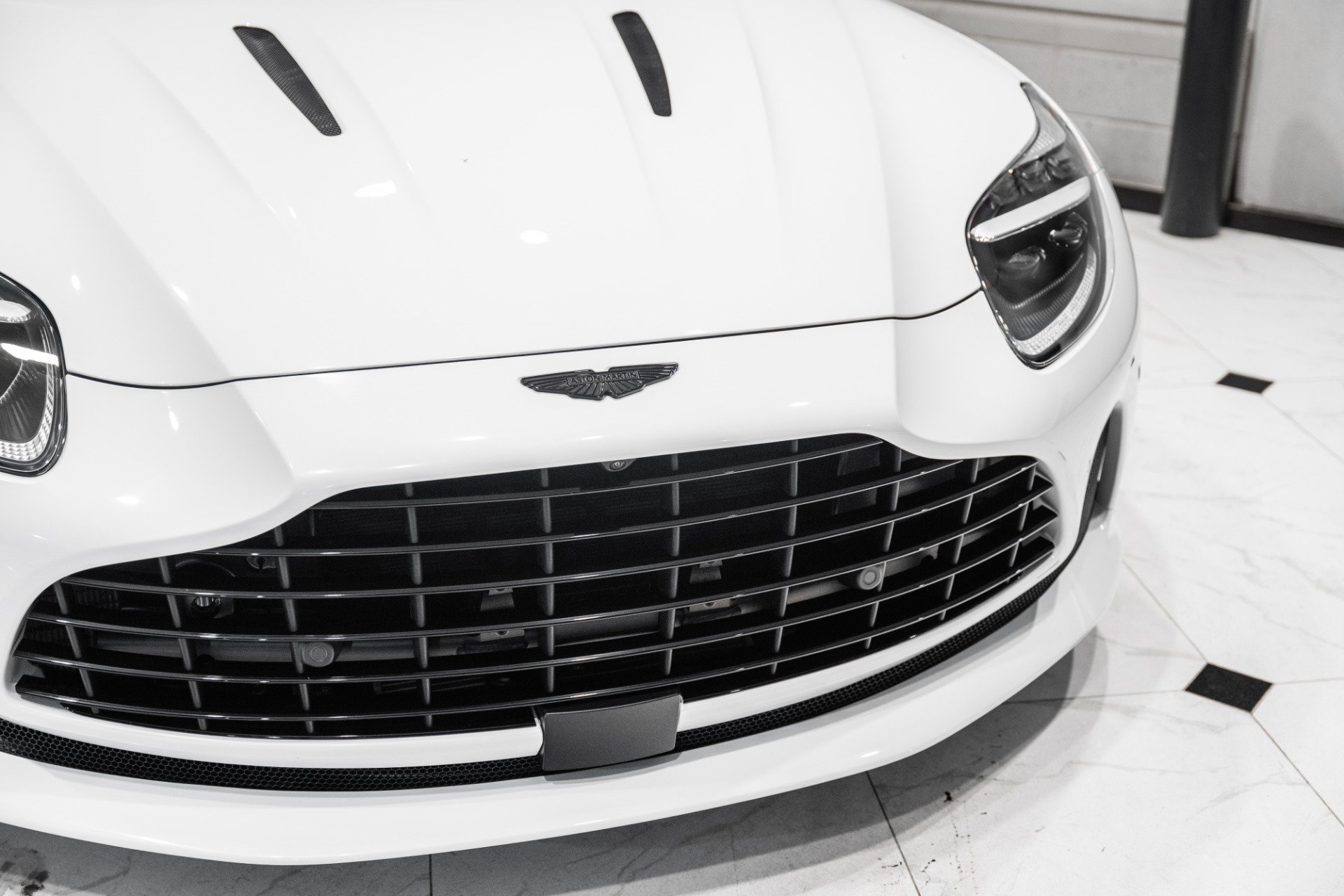 Used 2024 Aston Martin DB12 Coupe RWD image 44