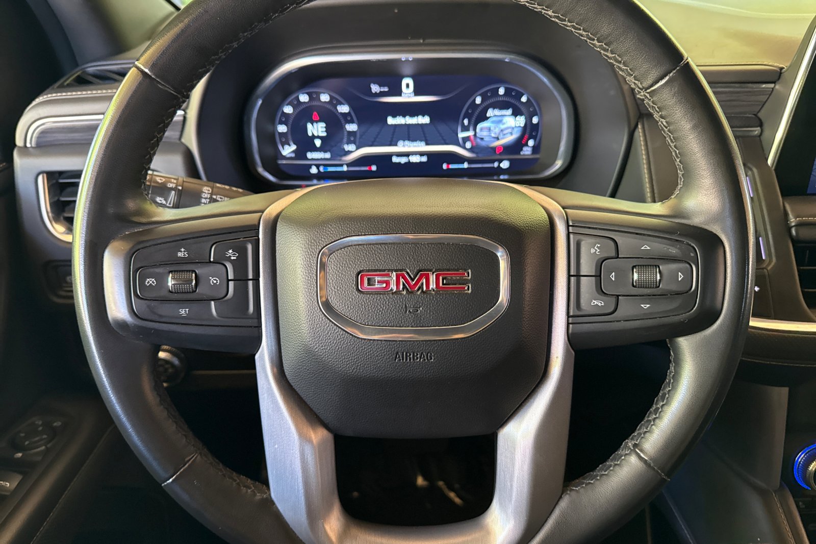 Used 2023 GMC Yukon XL SLT AWD/4WD image 30