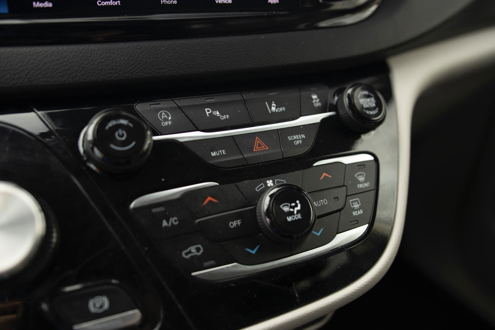 Used 2024 Chrysler Pacifica Touring-L image 11