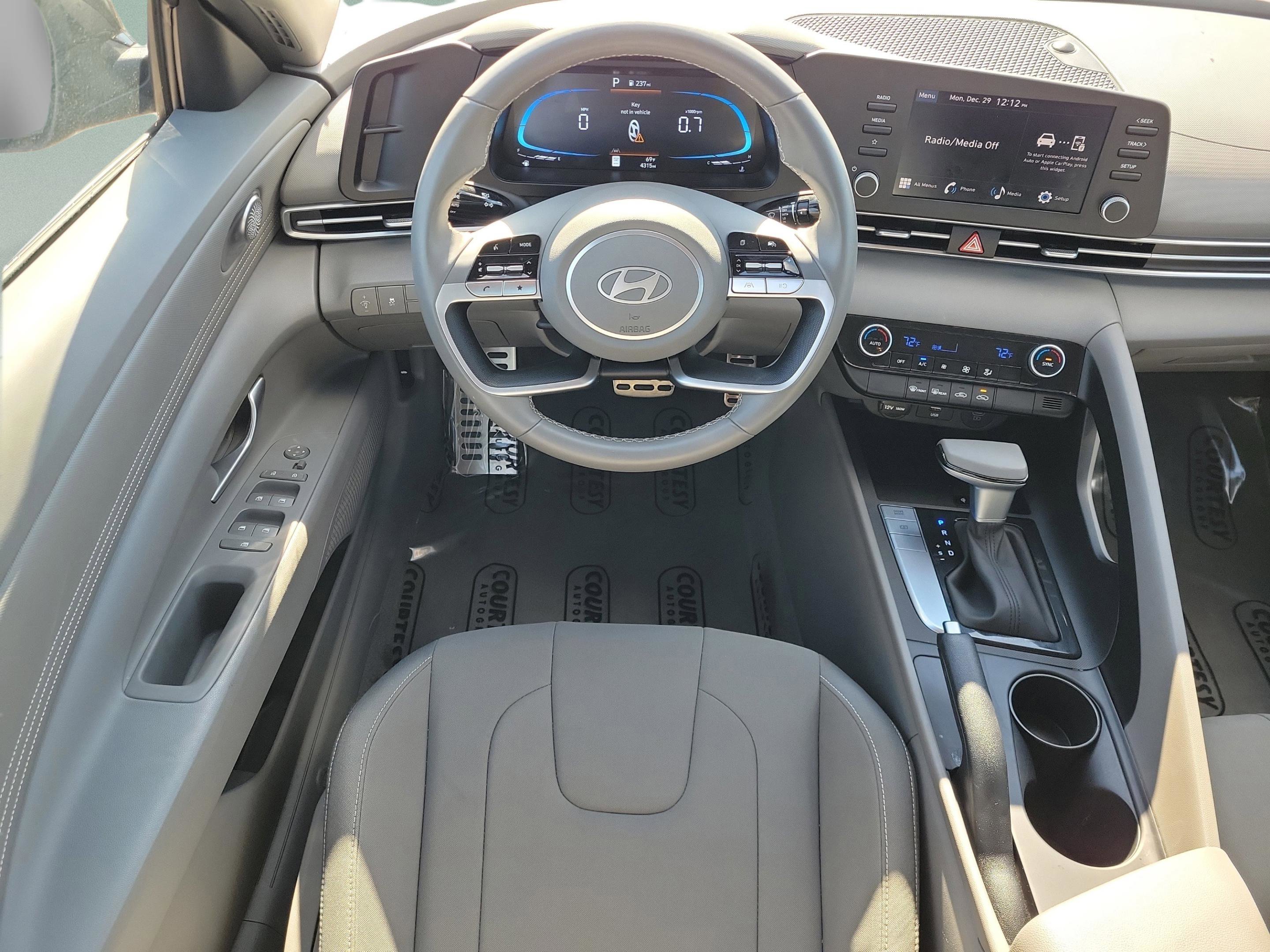 Certified 2025 Hyundai Elantra Sport w/ Cargo Package image 13