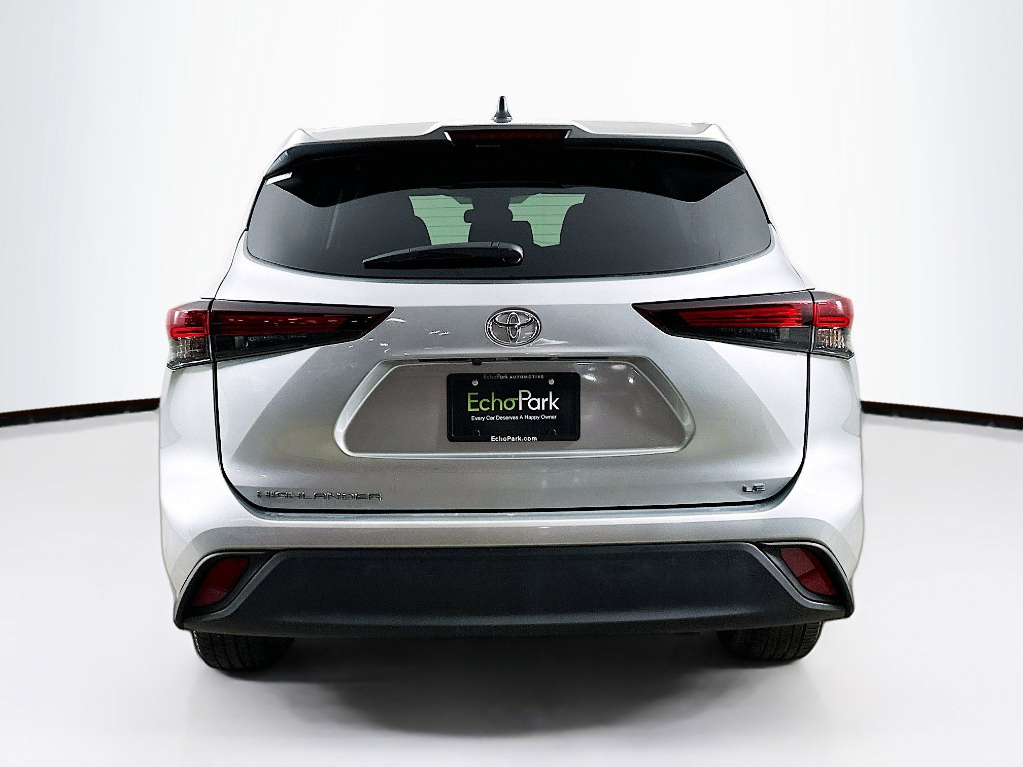 Used 2025 Toyota Highlander LE FWD image 7