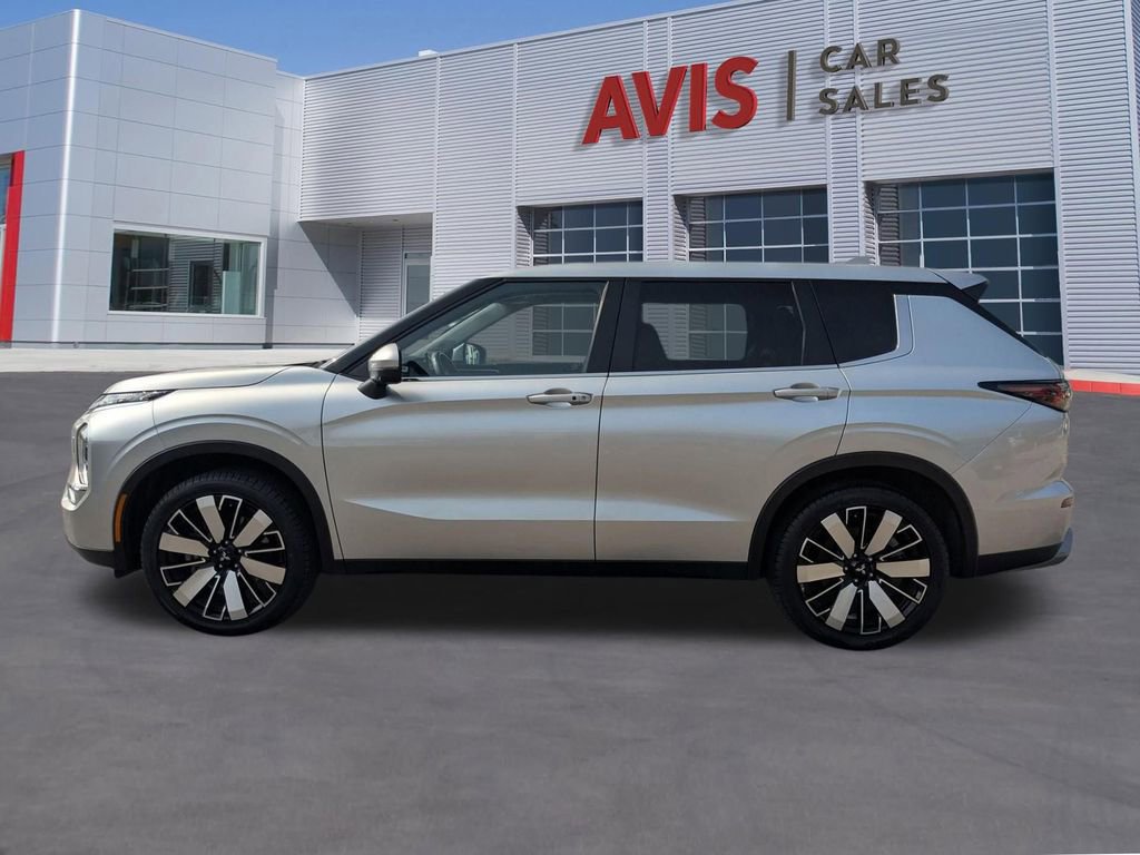 Used 2025 Mitsubishi Outlander SE AWD/4WD image 2