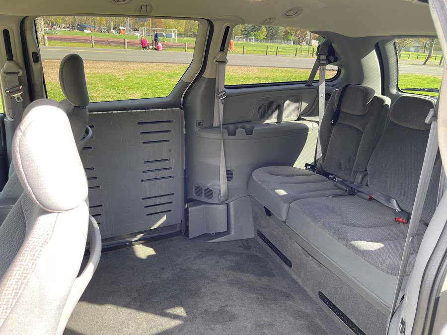 Used 2005 Chrysler Town & Country LX w/ Popular Equipment Group II FWD image 10