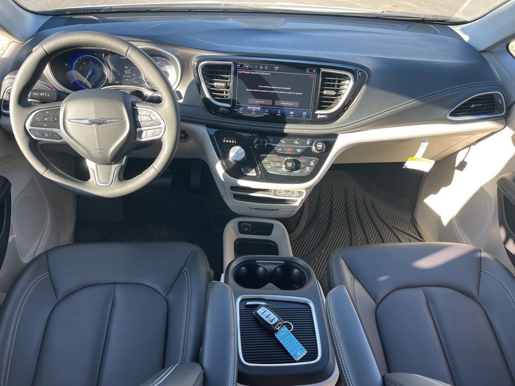 Used 2023 Chrysler Pacifica Touring-L image 17
