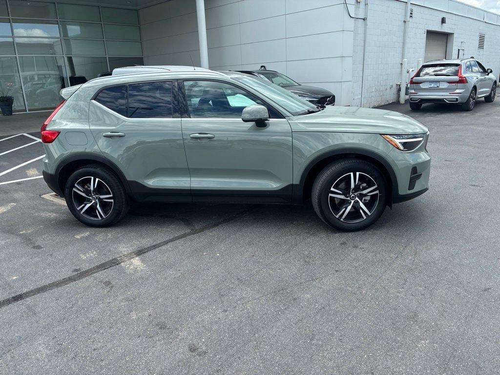Used 2024 Volvo XC40 B5 Core AWD/4WD image 2