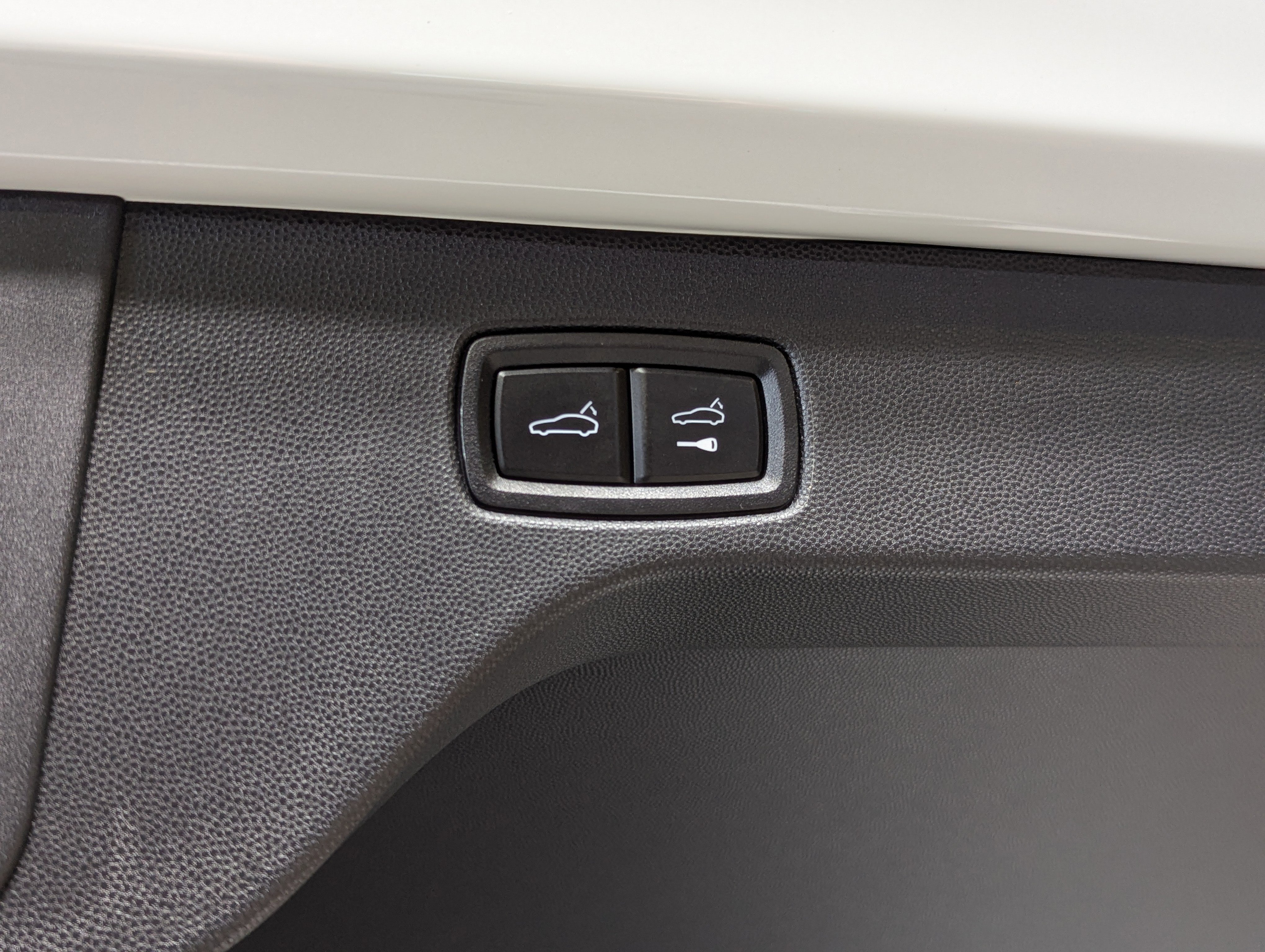 Certified 2025 Porsche Macan 4 Electric image 17