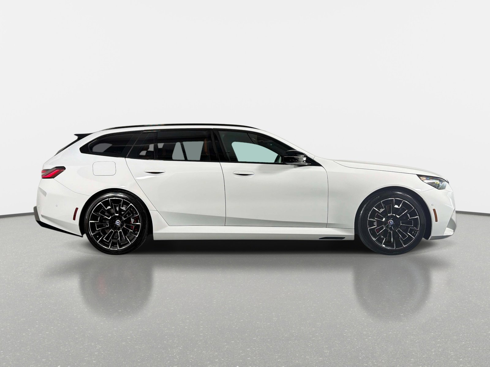 Used 2025 BMW M5 Touring AWD/4WD image 2