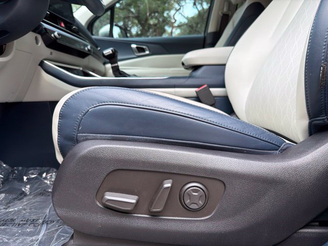 Used 2025 Kia Carnival EX FWD image 33
