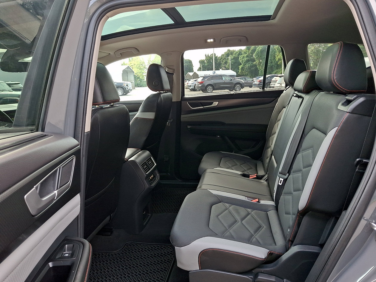 Used 2024 Volkswagen Atlas Peak Edition SE AWD/4WD image 10