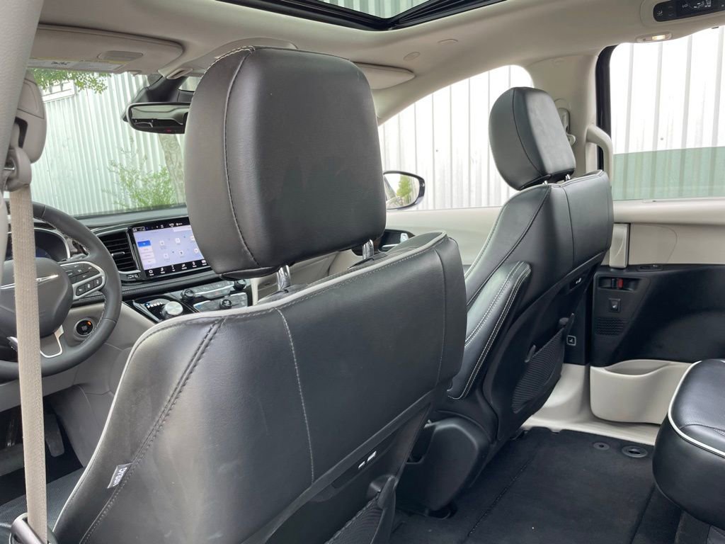 Used 2024 Chrysler Pacifica Limited image 29