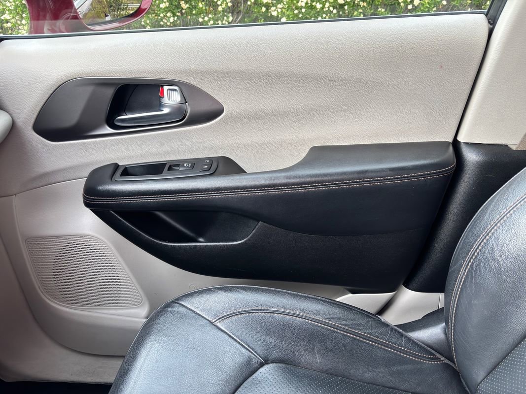 Used 2020 Chrysler Pacifica Touring-L FWD image 28