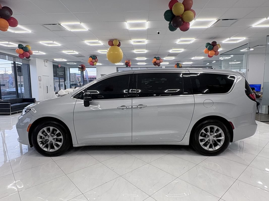 Used 2026 Chrysler Pacifica Limited FWD image 4