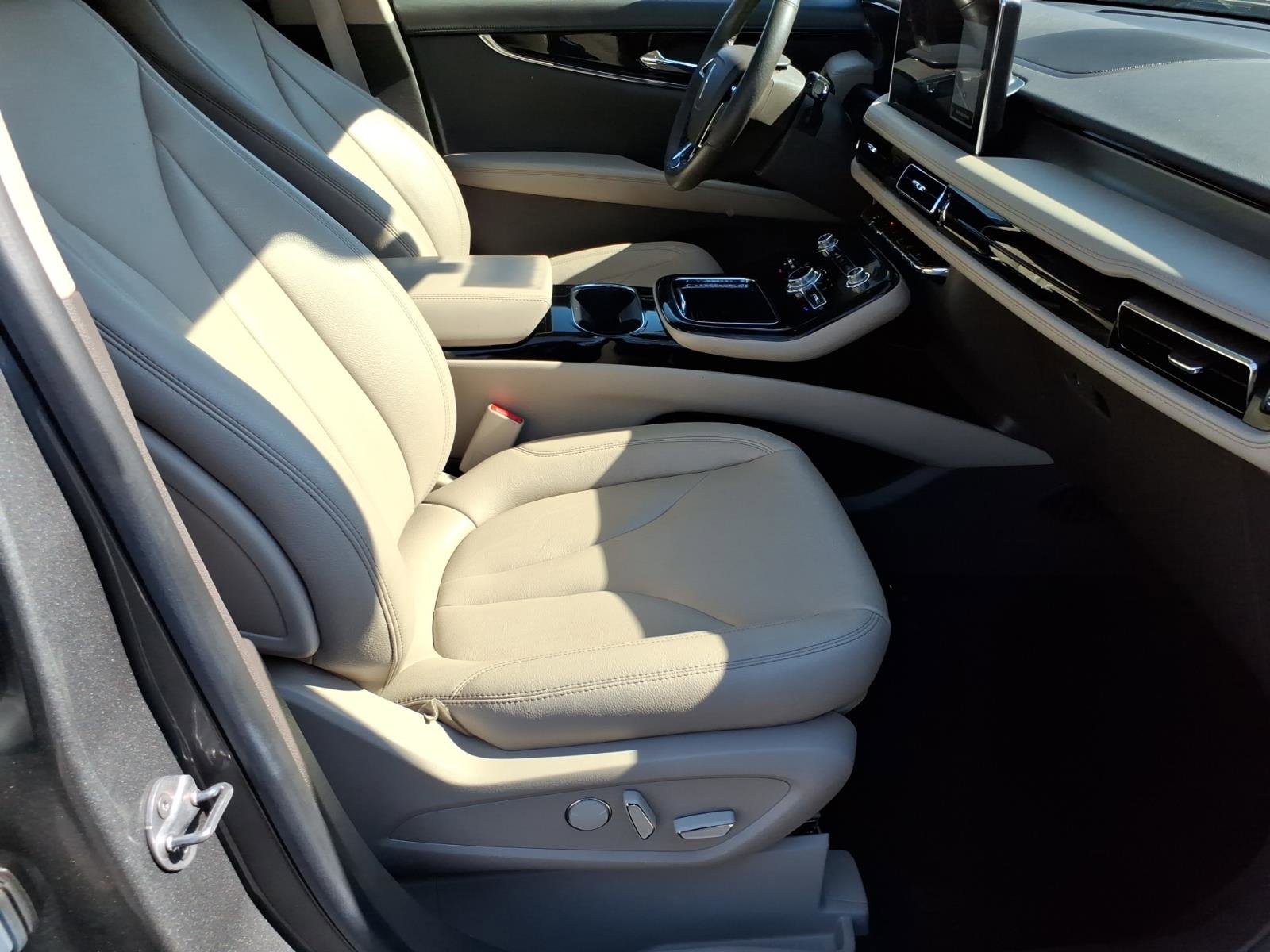 Used 2023 Lincoln Nautilus FWD w/ Premium Package image 8