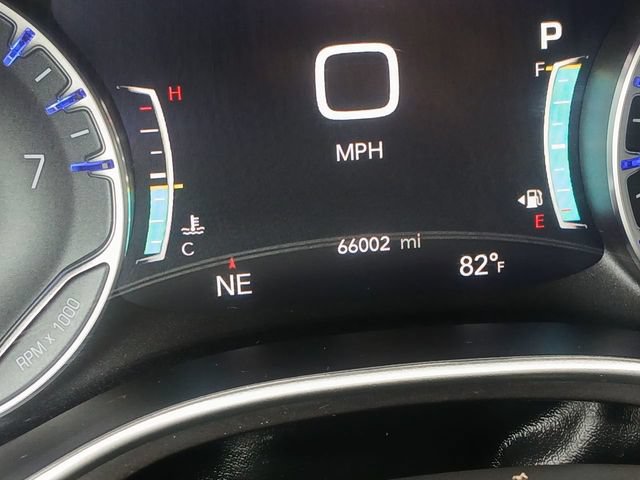 Used 2023 Chrysler Pacifica Touring-L FWD image 16