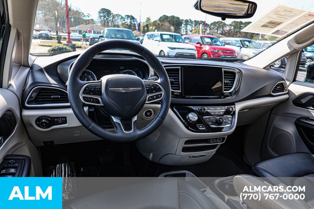 Used 2024 Chrysler Pacifica Touring-L image 31