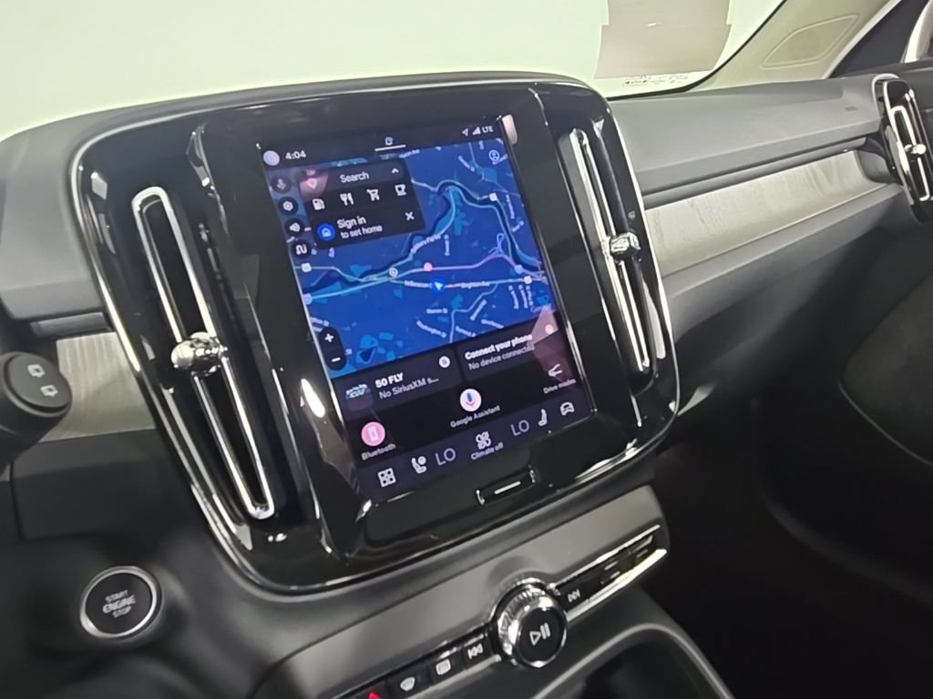 Certified 2025 Volvo XC40 B5 Plus AWD/4WD image 28