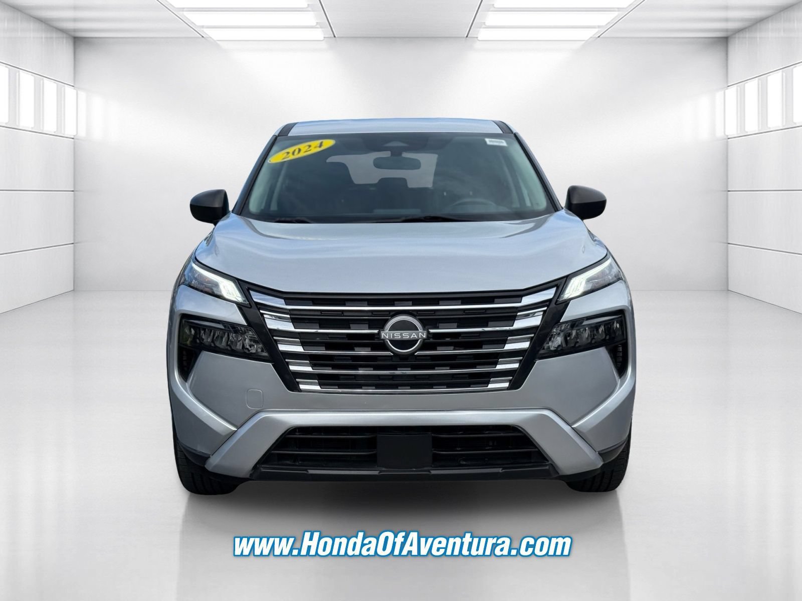 Used 2024 Nissan Rogue S AWD/4WD image 2