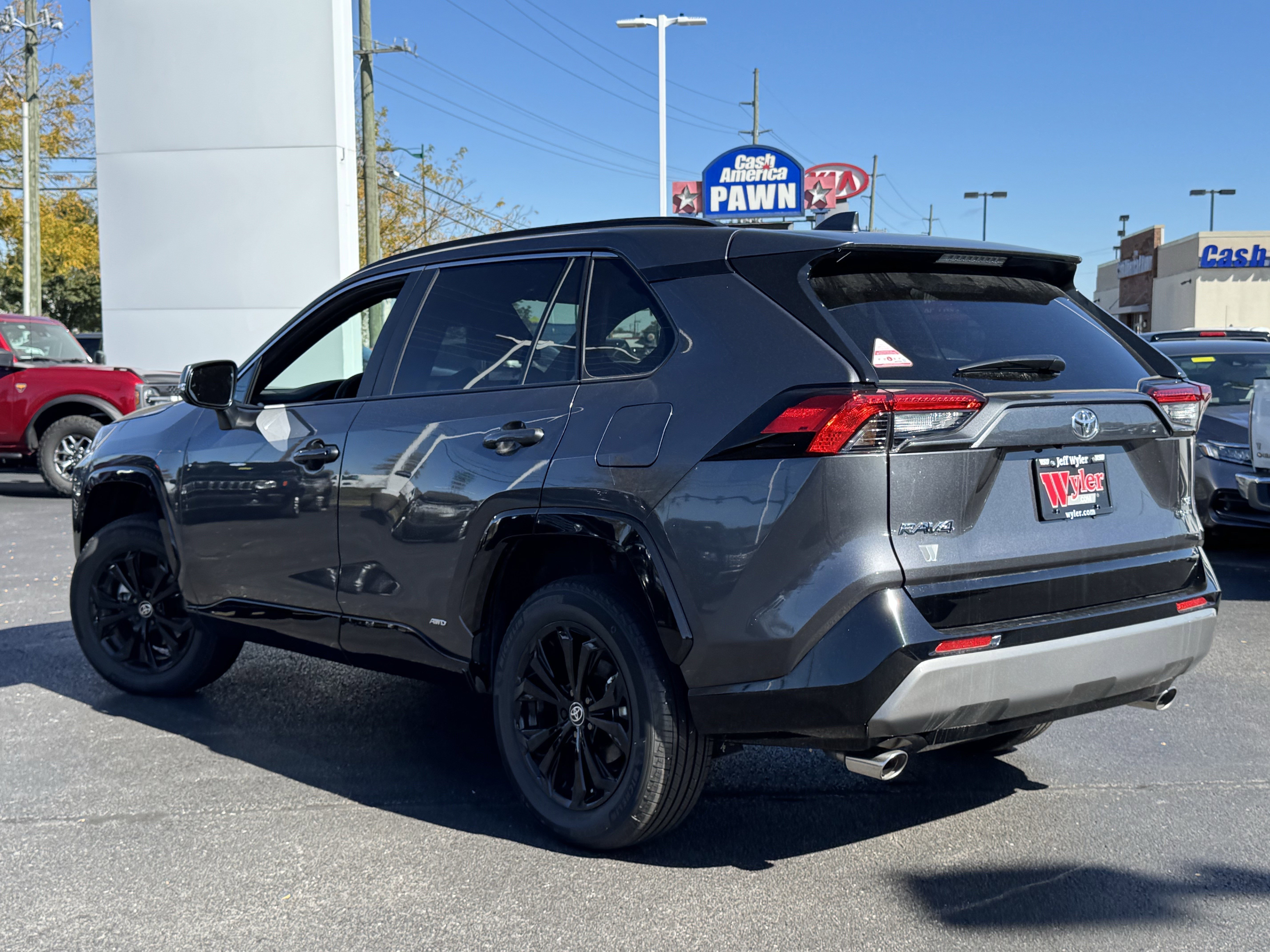 Used 2025 Toyota RAV4 SE image 17