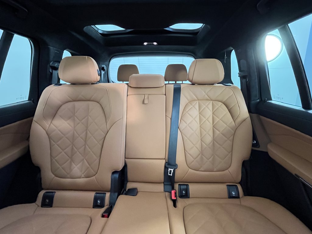 Used 2024 BMW X7 xDrive40i w/ M Sport Package AWD/4WD image 16