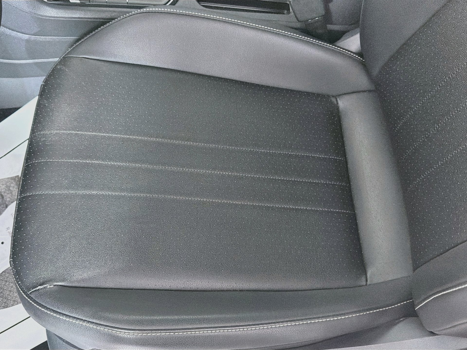 Used 2023 Volkswagen Tiguan SE R-Line FWD image 18