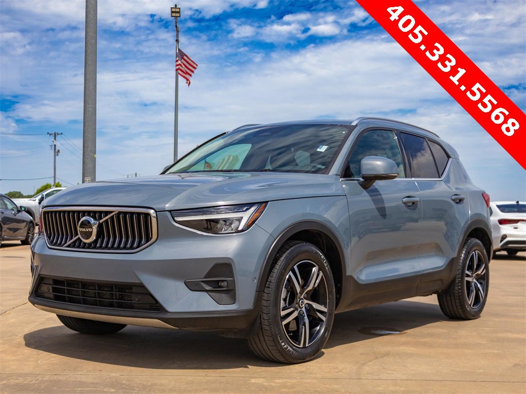 Used 2023 Volvo XC40 B5 Plus image 5